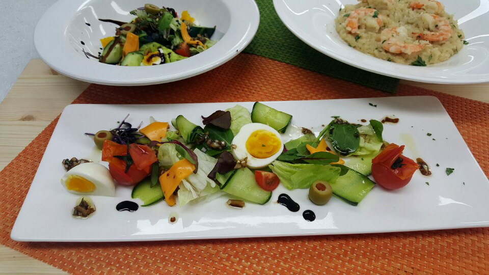 Shrimp Risotto & Garden Salad with Balsamic Dressing와 Wine