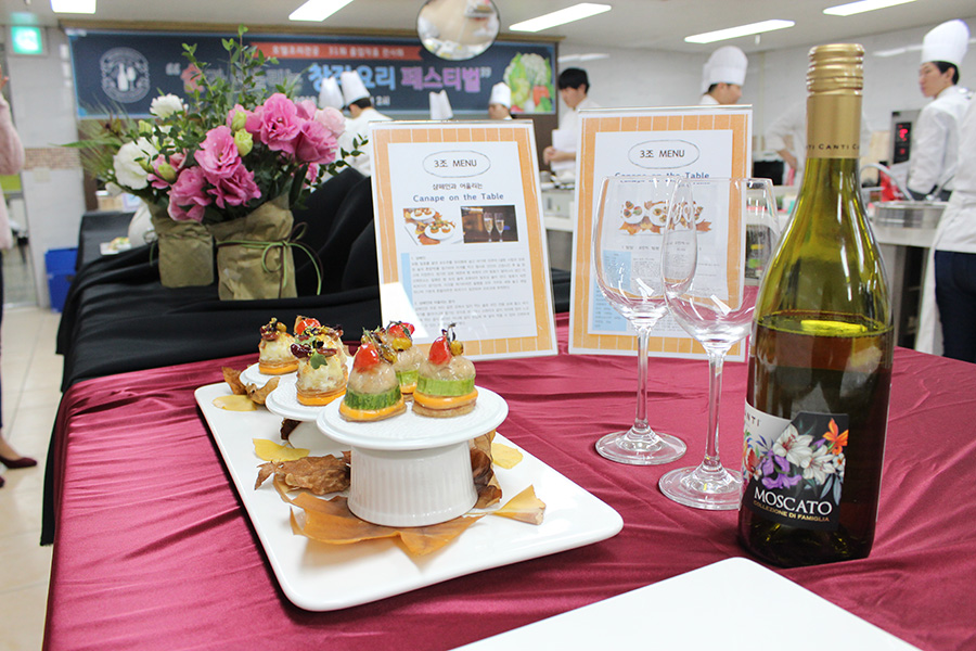 샴페인과 어울리는 Canape on the Table